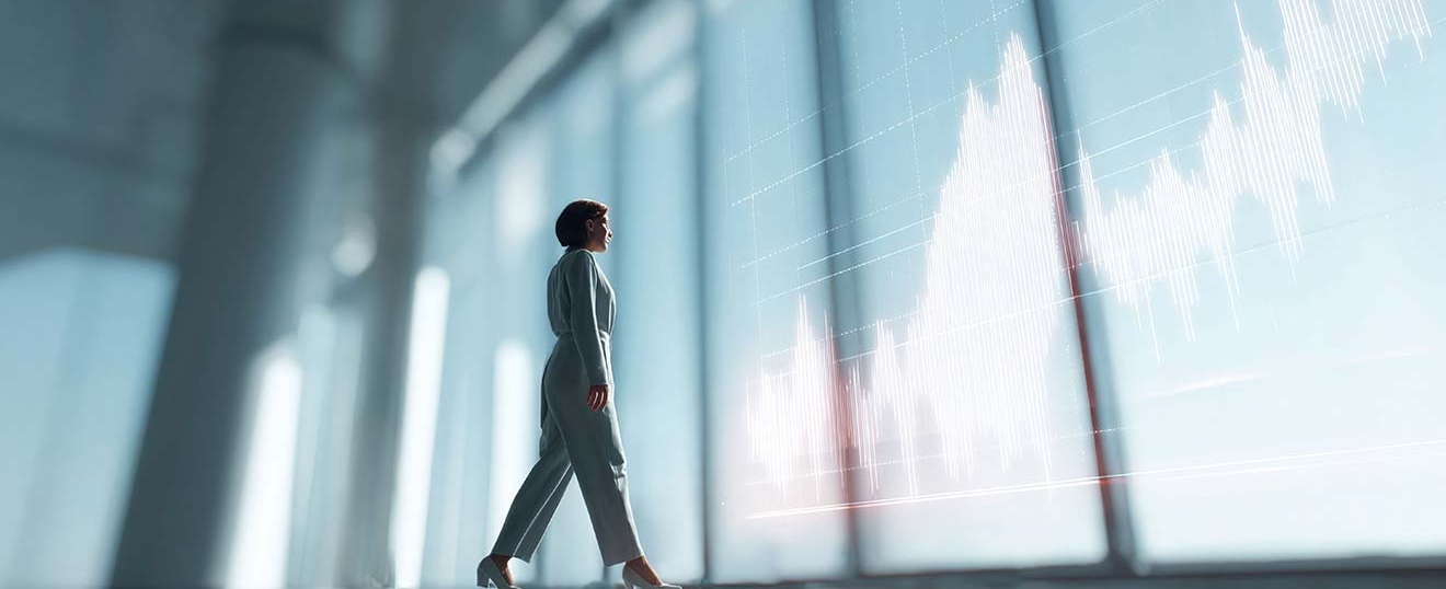 Dirigeant marchant dans un espace lumineux symbolisant la vision stratégique et la prise de recul offertes par l’accompagnement du dirigeant