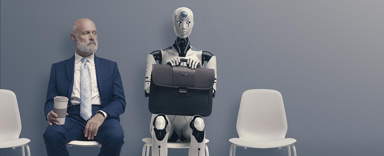 Un dirigeant assis à côté d’un robot humanoïde, illustrant le contraste entre IA et leadership humain dans l’entreprise