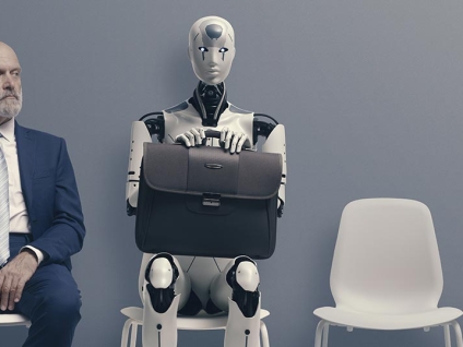 Un dirigeant assis à côté d’un robot humanoïde, illustrant le contraste entre IA et leadership humain dans l’entreprise